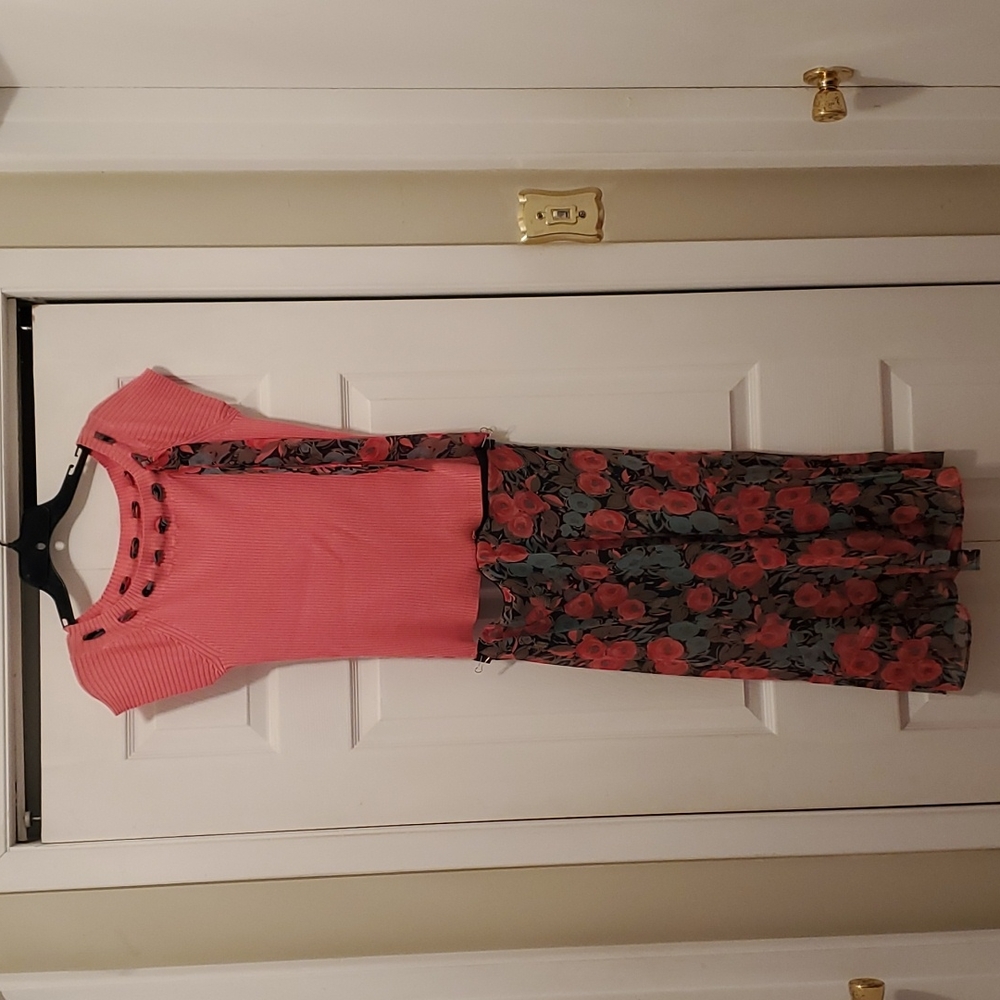 Womens 2 Piece Floral Scoopneck Top and Skirt Set Size Medium top and 8 skirt.